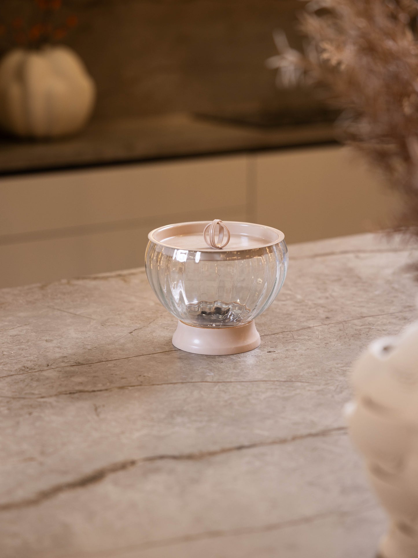 مضيفة حلويات بتصميم كلاسيك