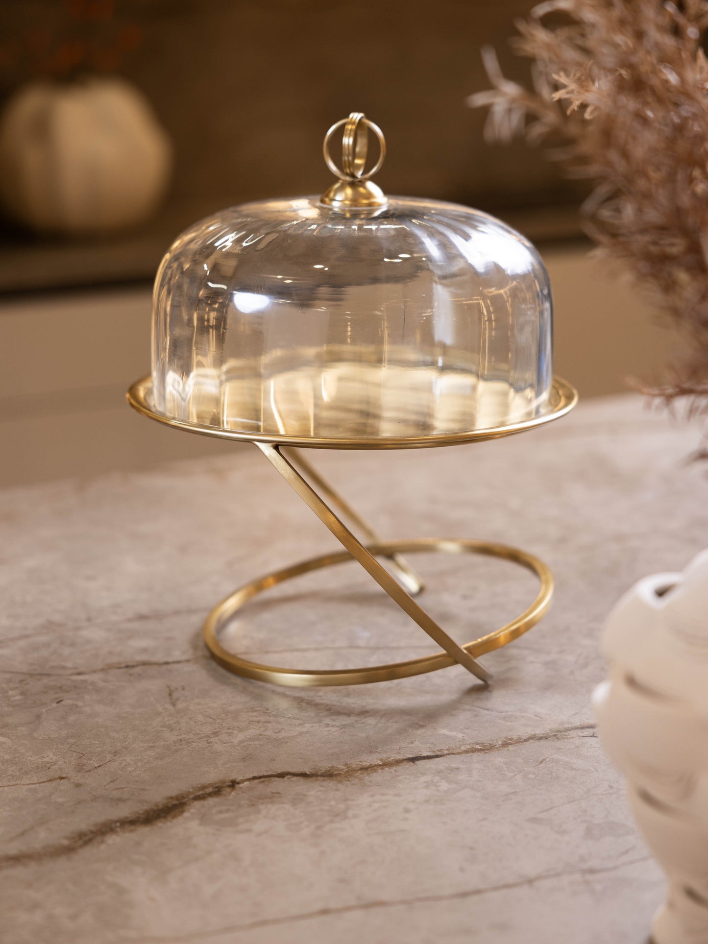 مضيفة كيك بتصميم كلاسيك