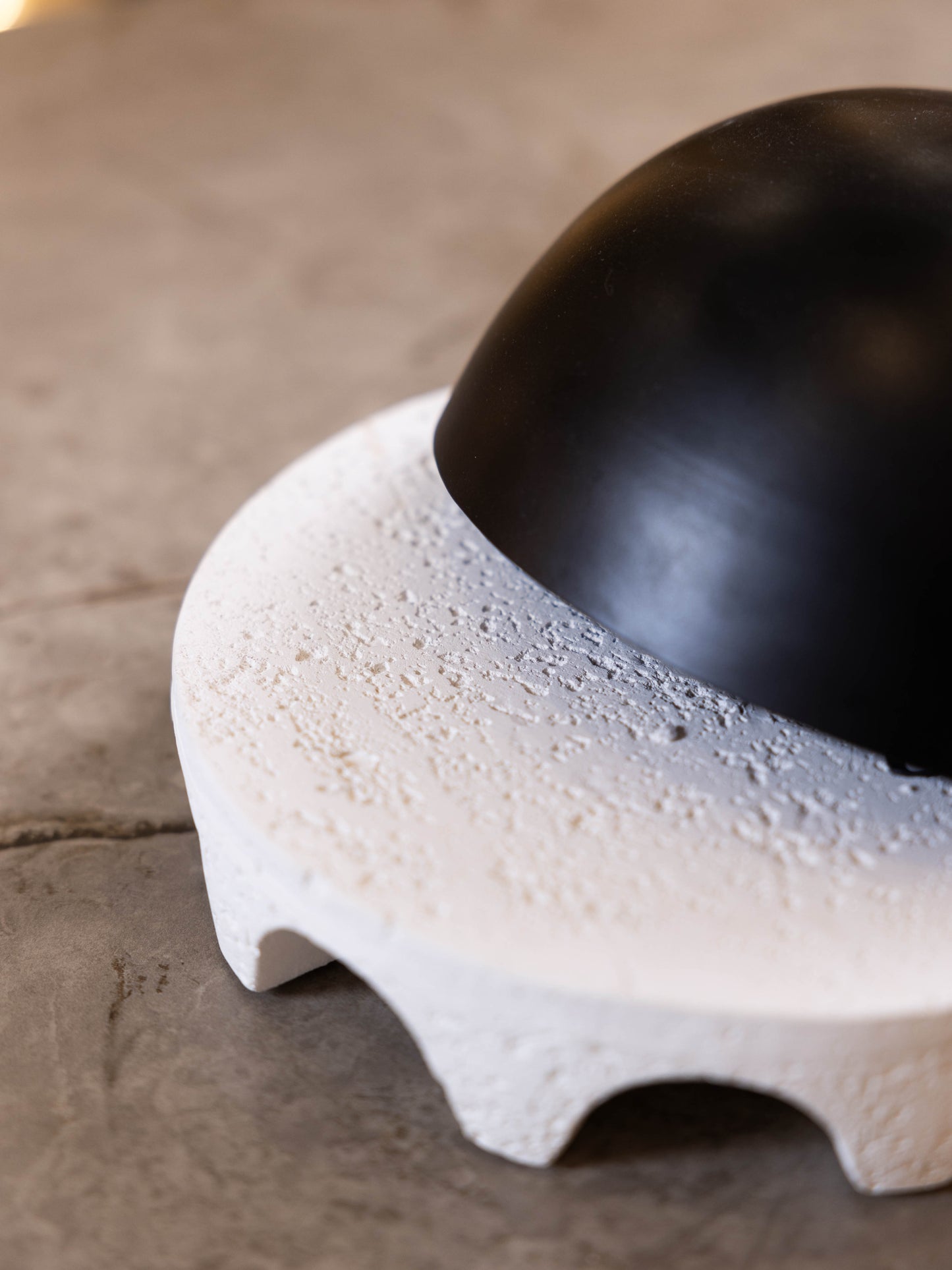 مضيفة حلويات بتصميم مميز