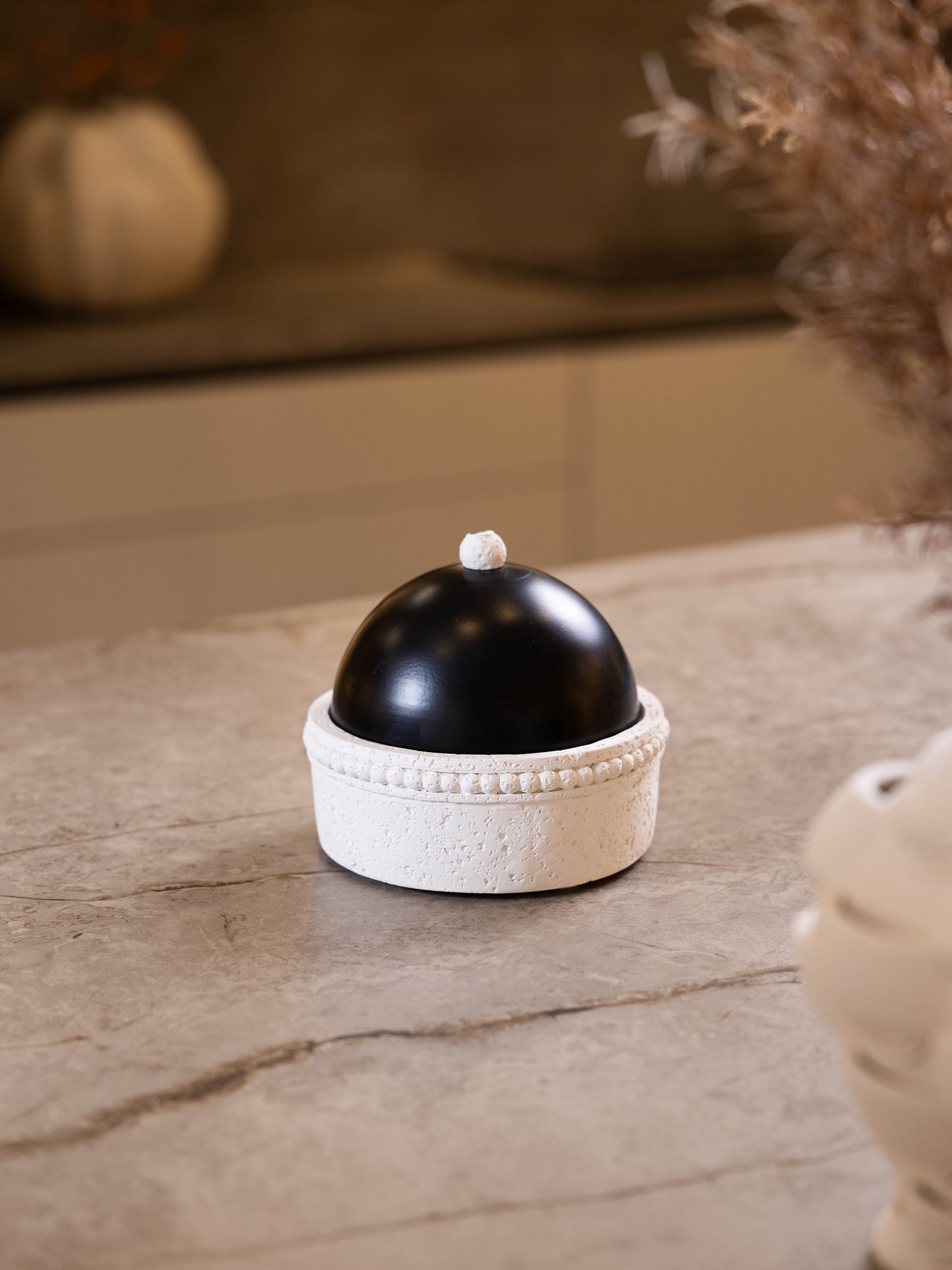 مضيفة حلويات بتصميم مميز