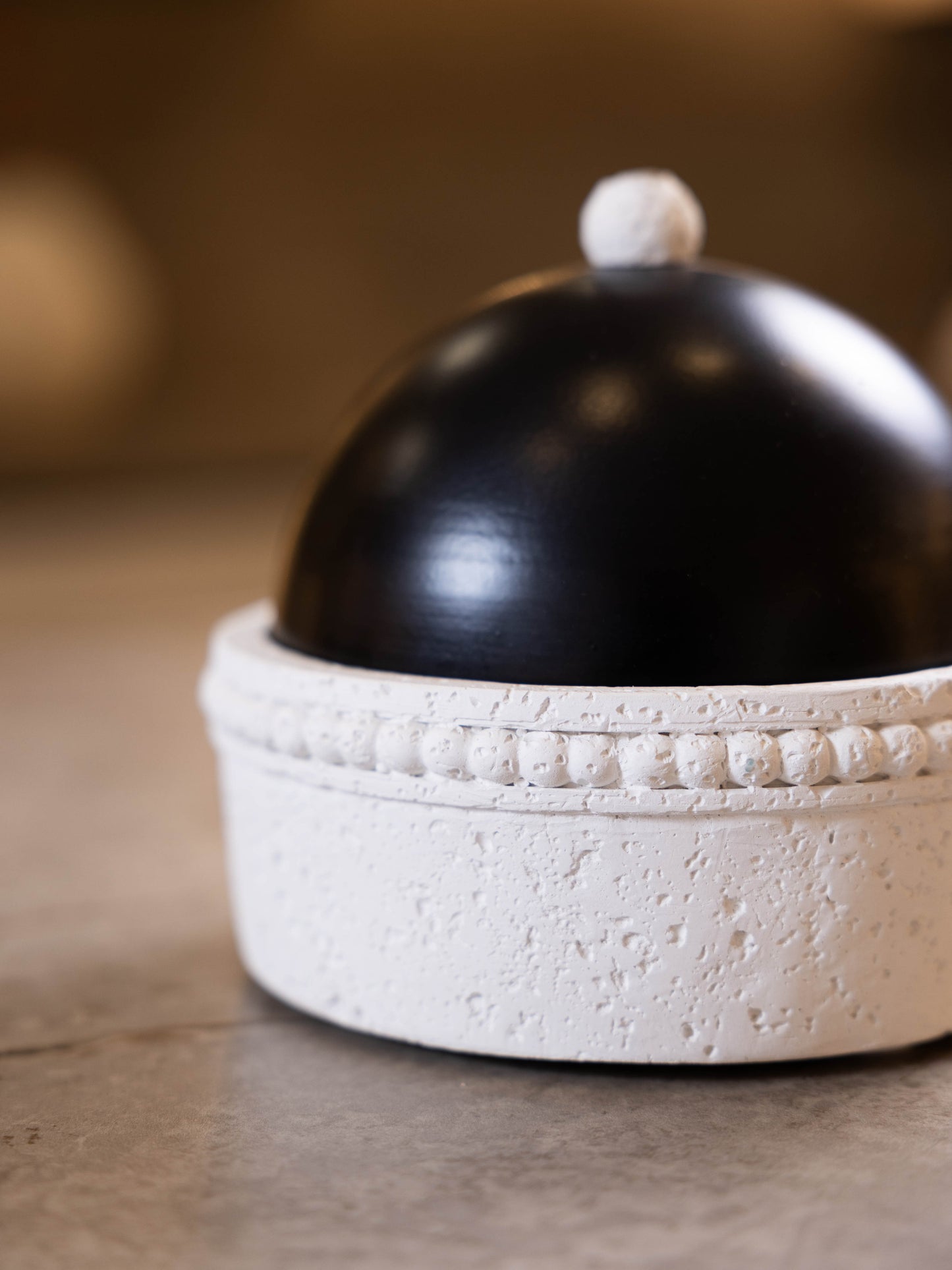 مضيفة حلويات بتصميم مميز