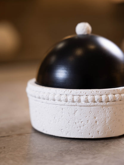 مضيفة حلويات بتصميم مميز