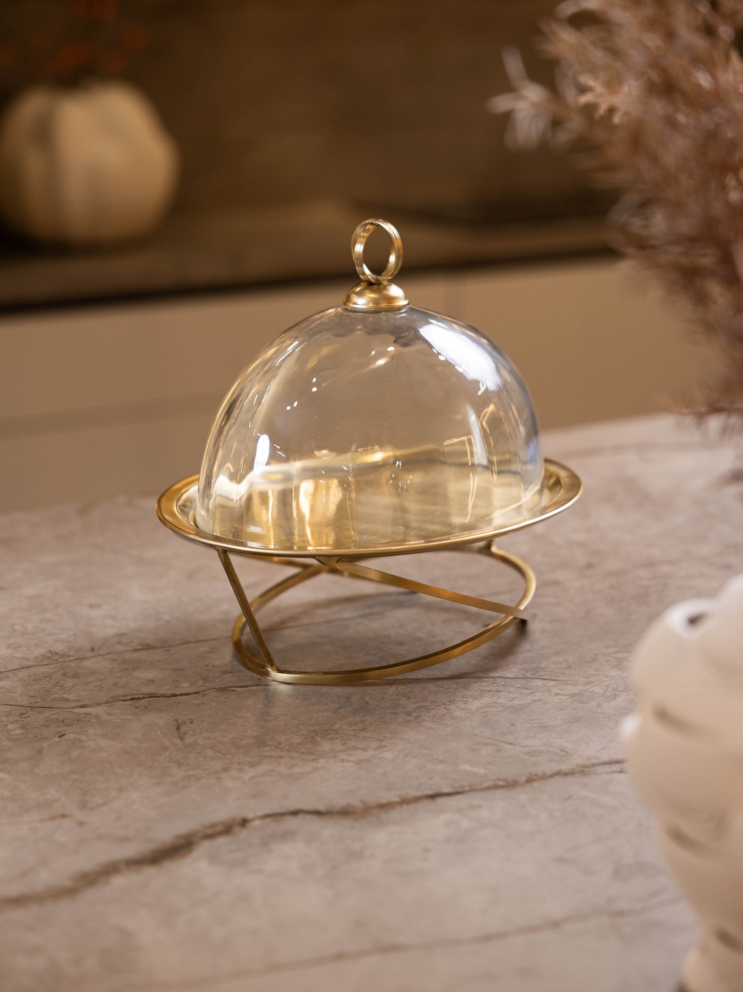 مضيفة كيك بتصميم كلاسيك