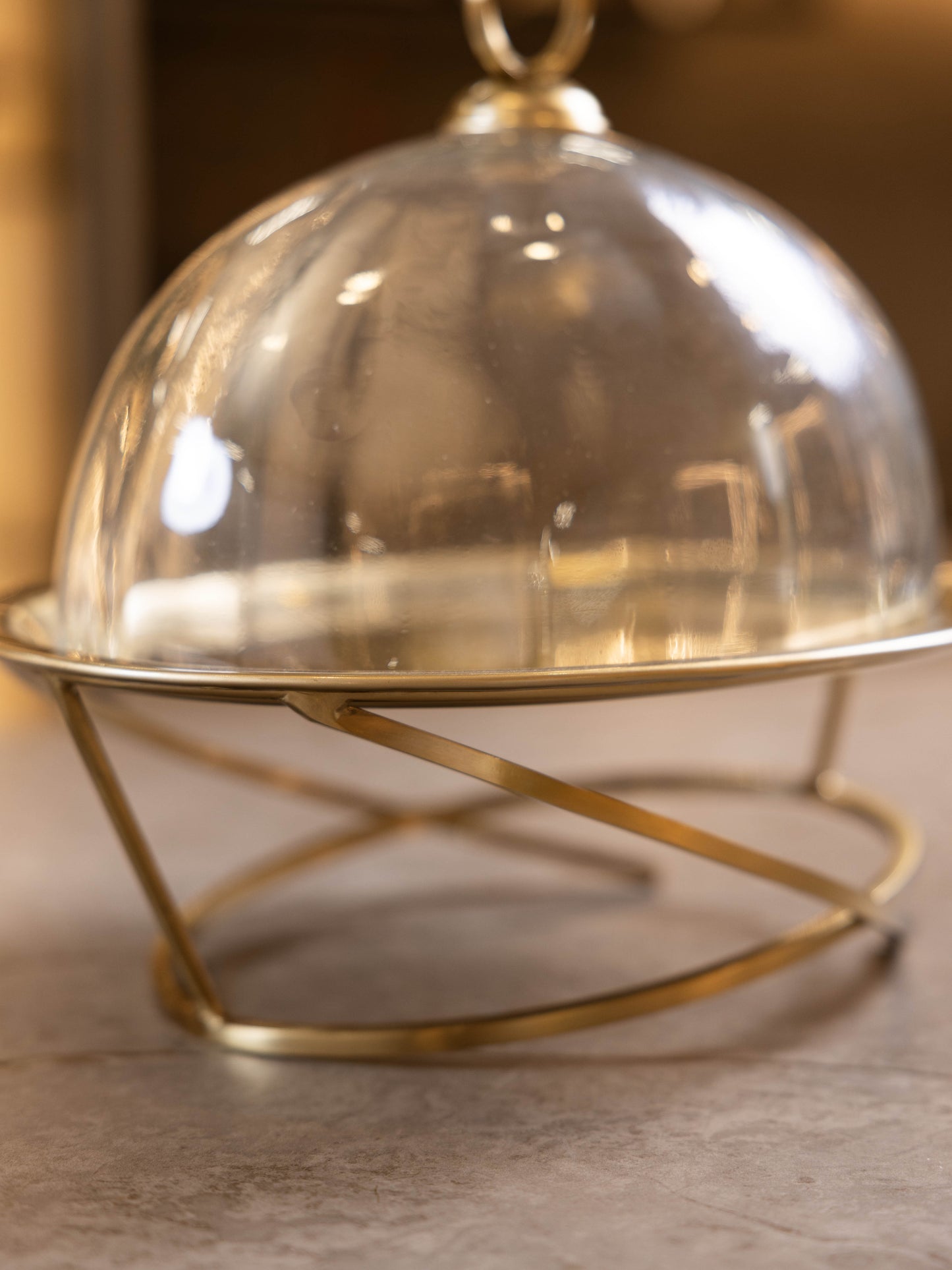 مضيفة كيك بتصميم كلاسيك