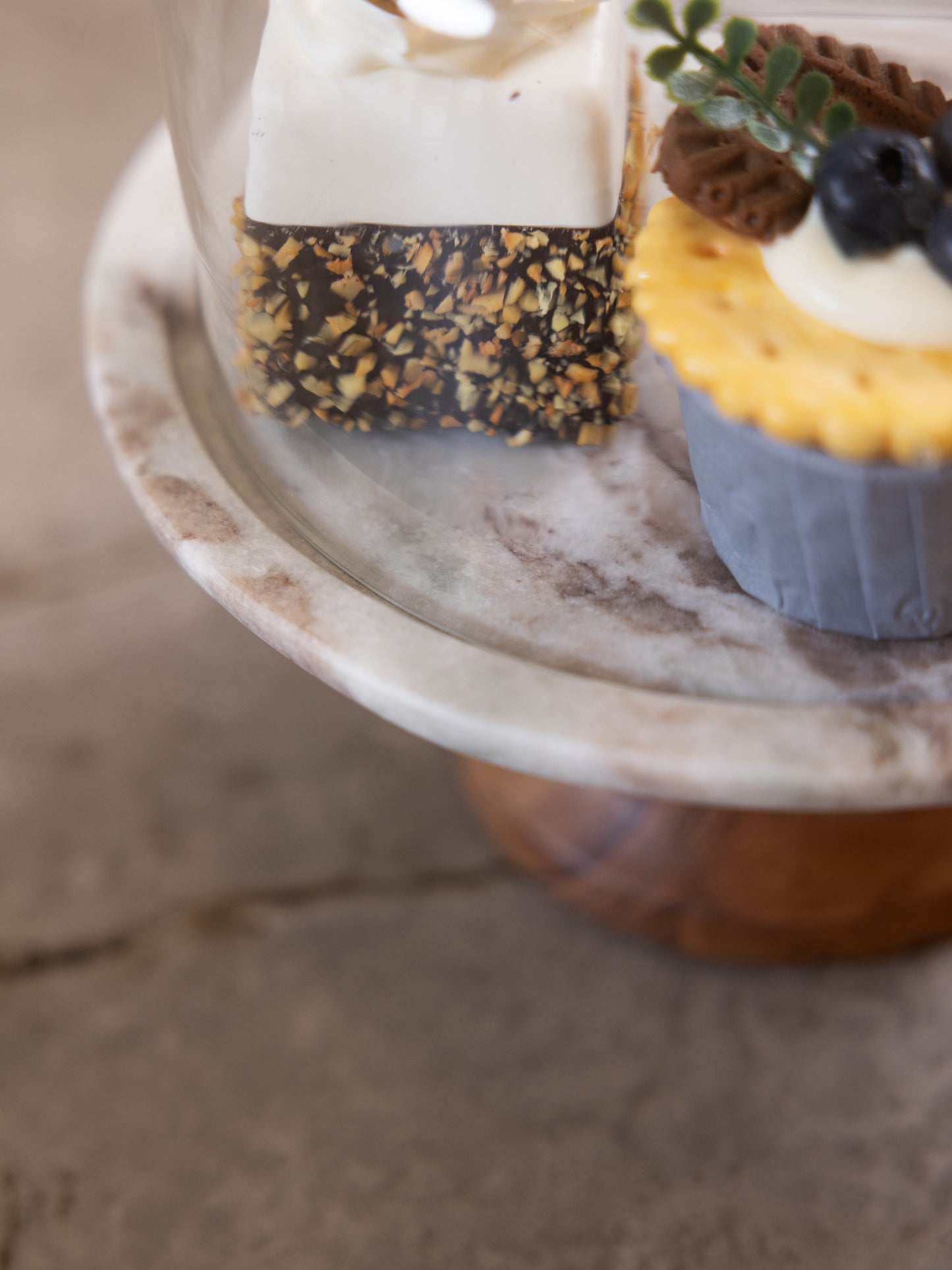 مضيفة كيك بتصميم أنيق