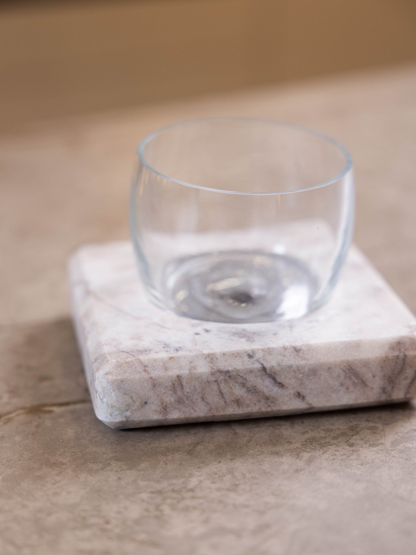 مضيفة حلويات بتصميم مميز