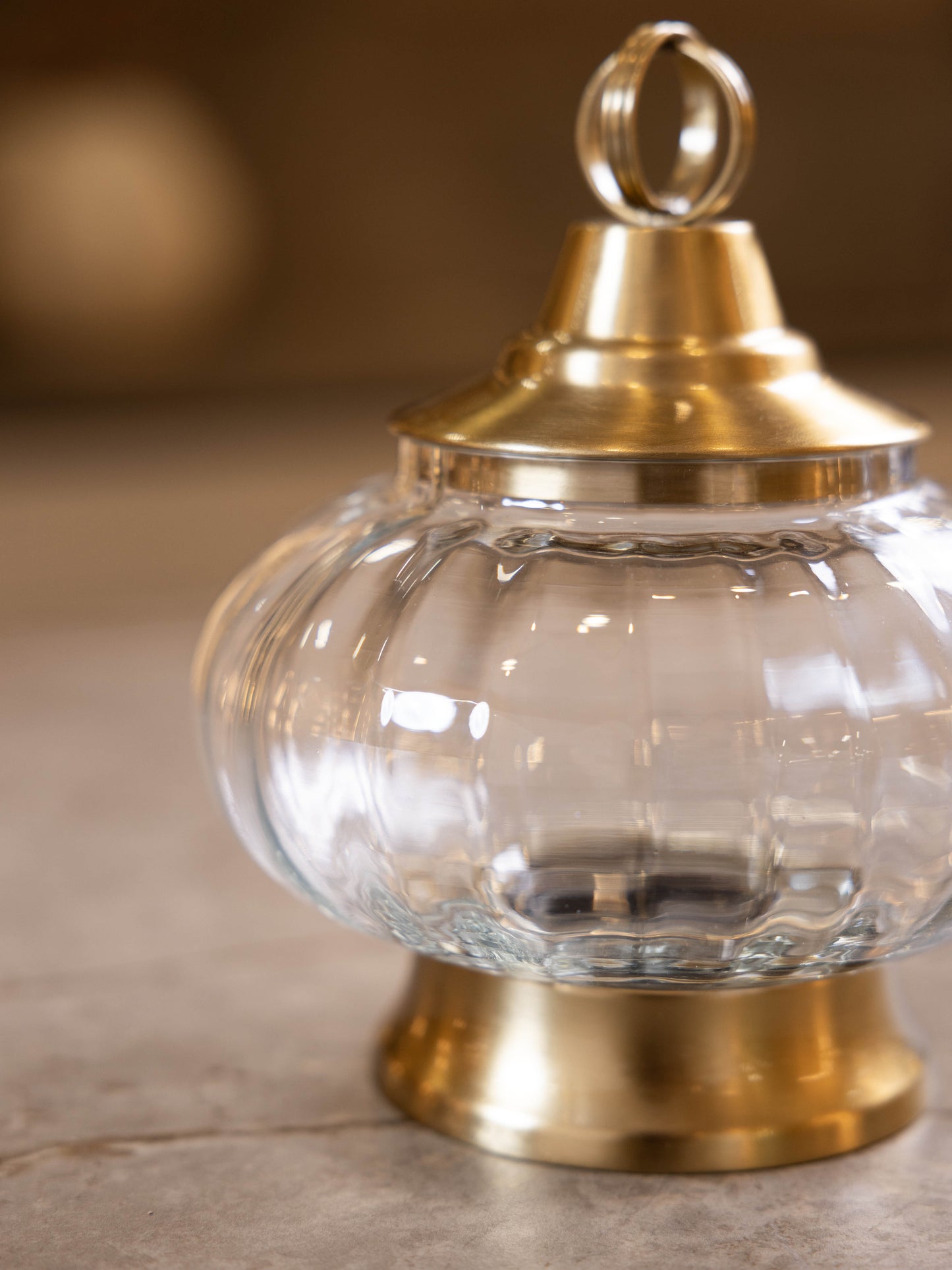 مضيفة حلويات بتصميم كلاسيك