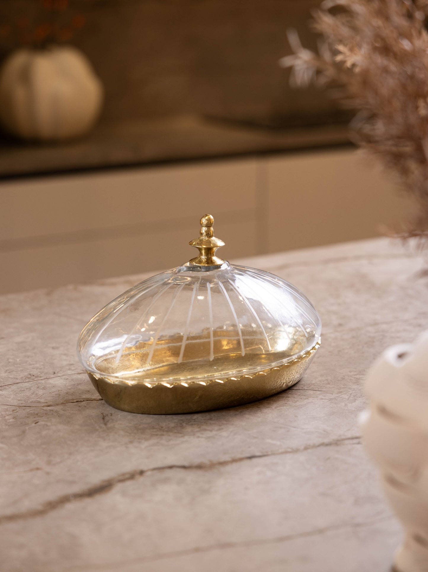 مضيفة حلويات بتصميم كلاسيك