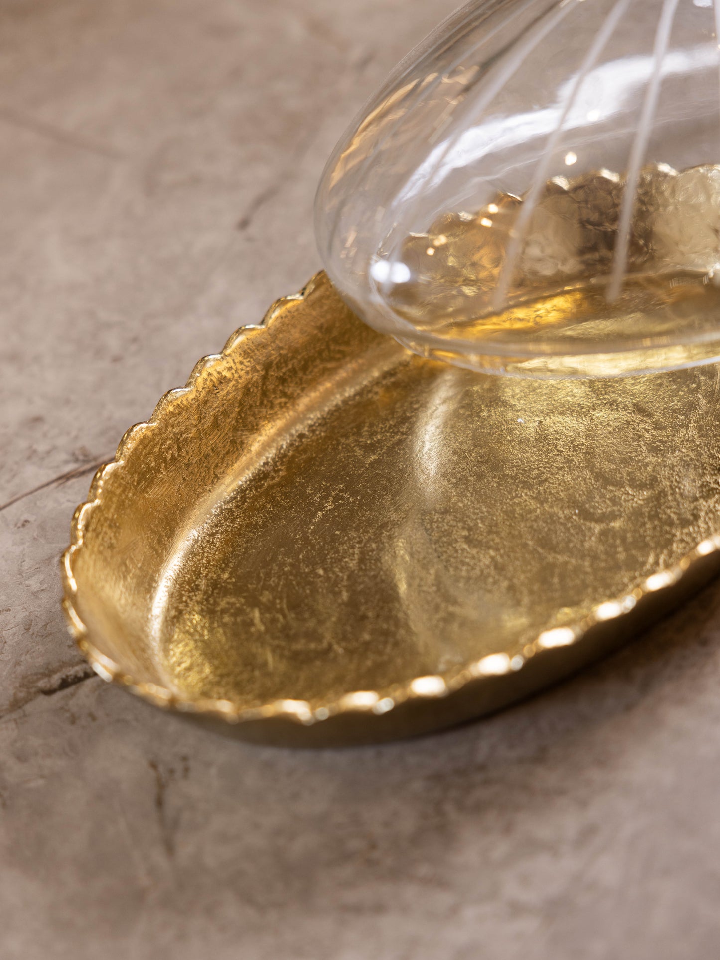 مضيفة حلويات بتصميم كلاسيك