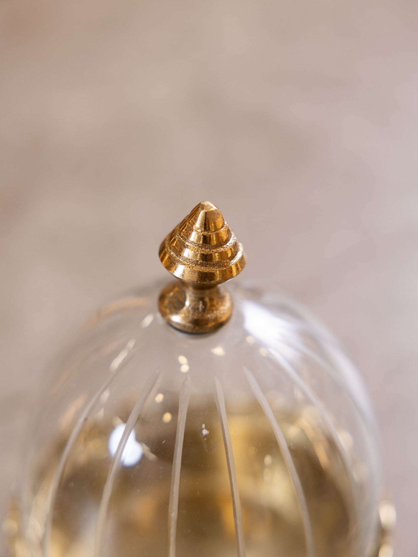 مضيفة حلويات بتصميم كلاسيك