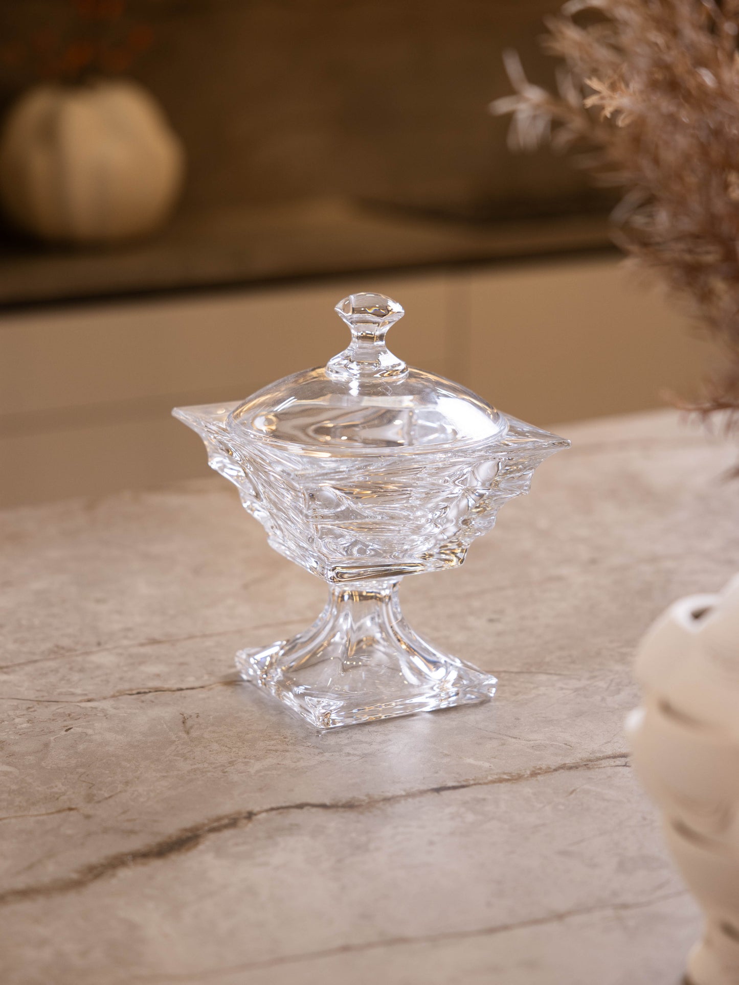 مضيفة كريستال بتصميم أنيق