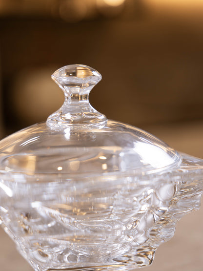 مضيفة كريستال بتصميم أنيق