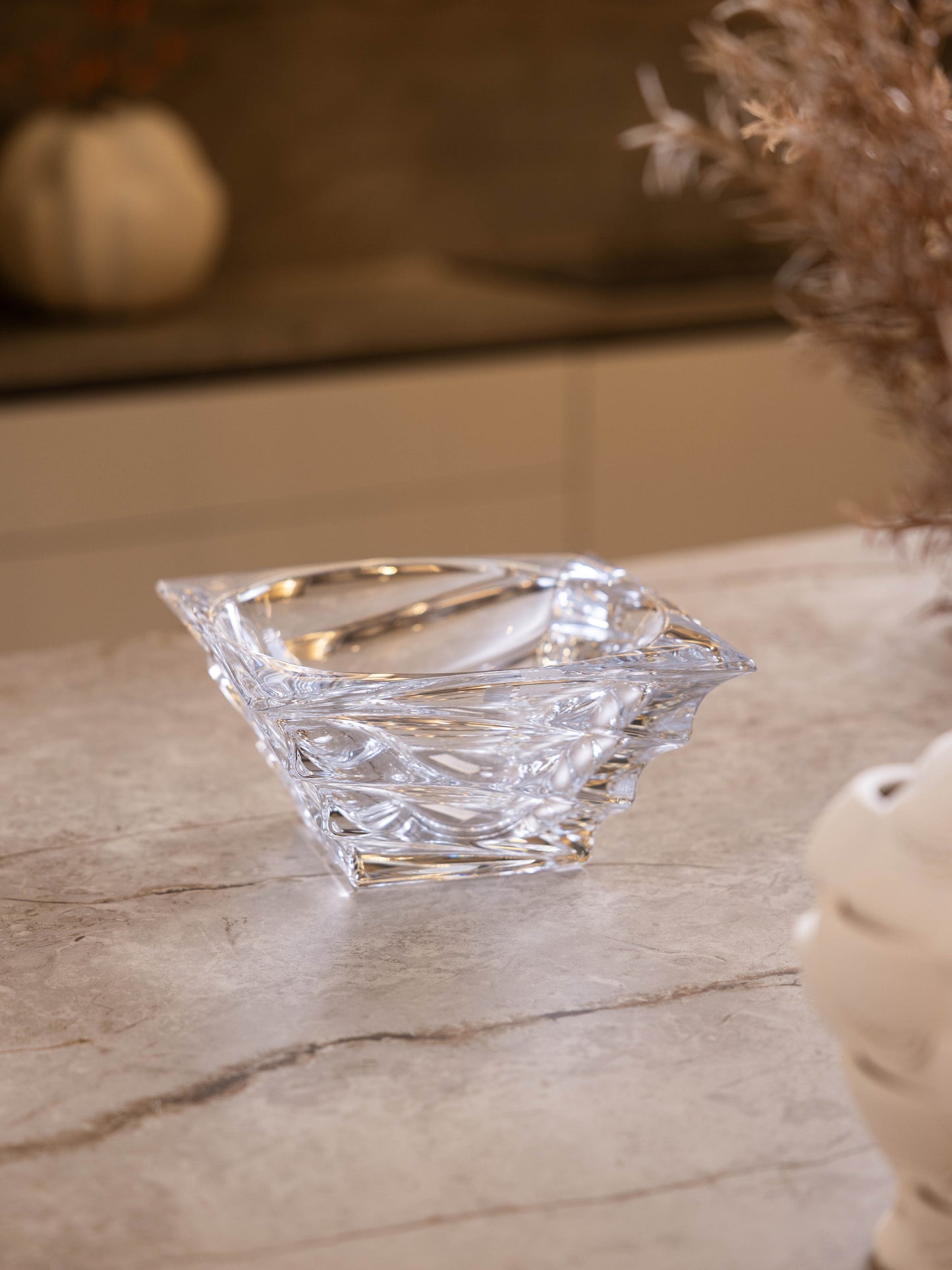 مضيفة كريستال بتصميم أنيق