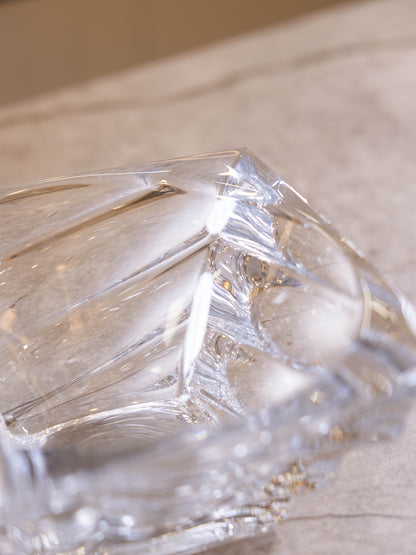 مضيفة كريستال بتصميم أنيق