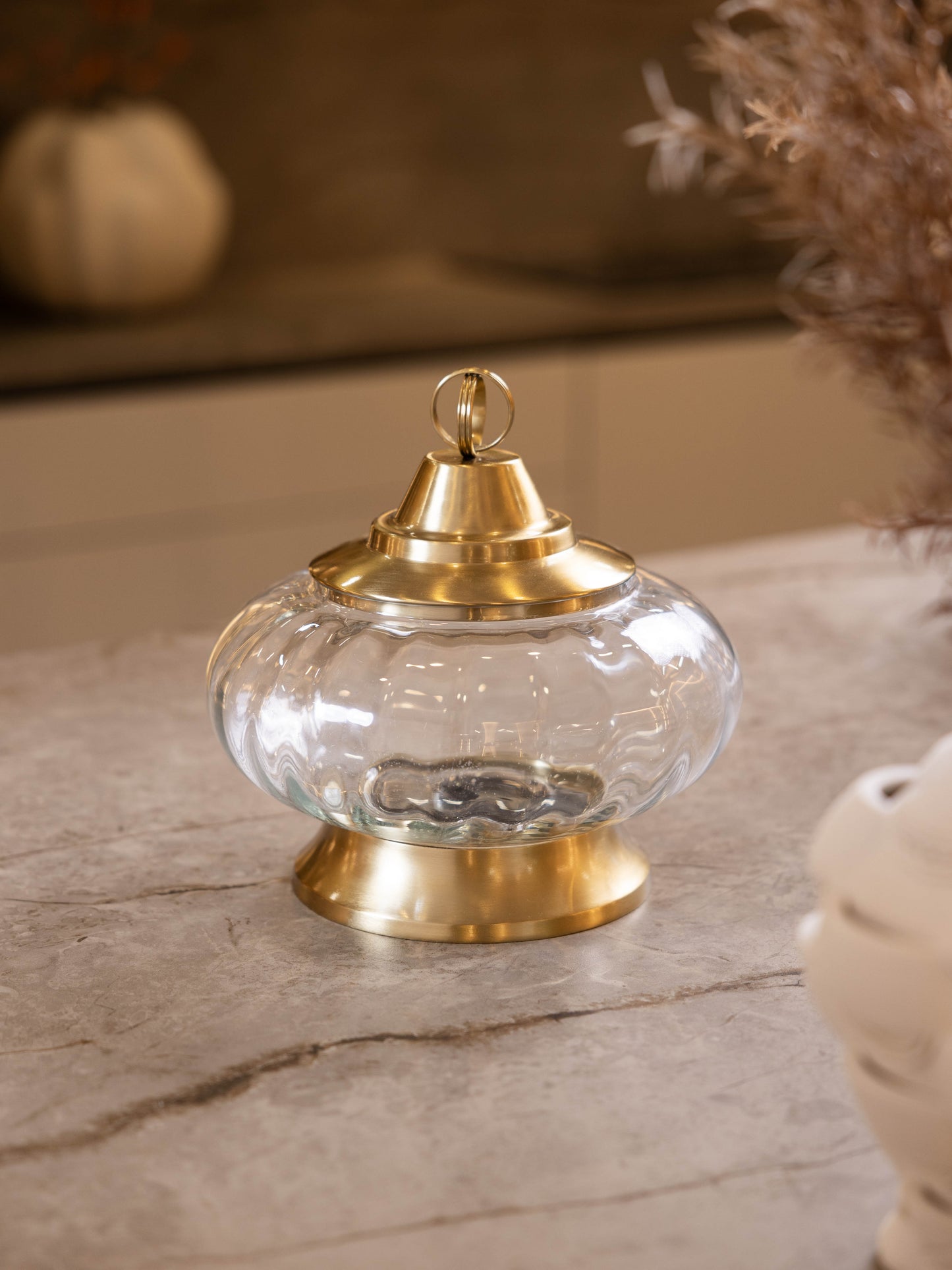 مضيفة حلويات بتصميم كلاسيك