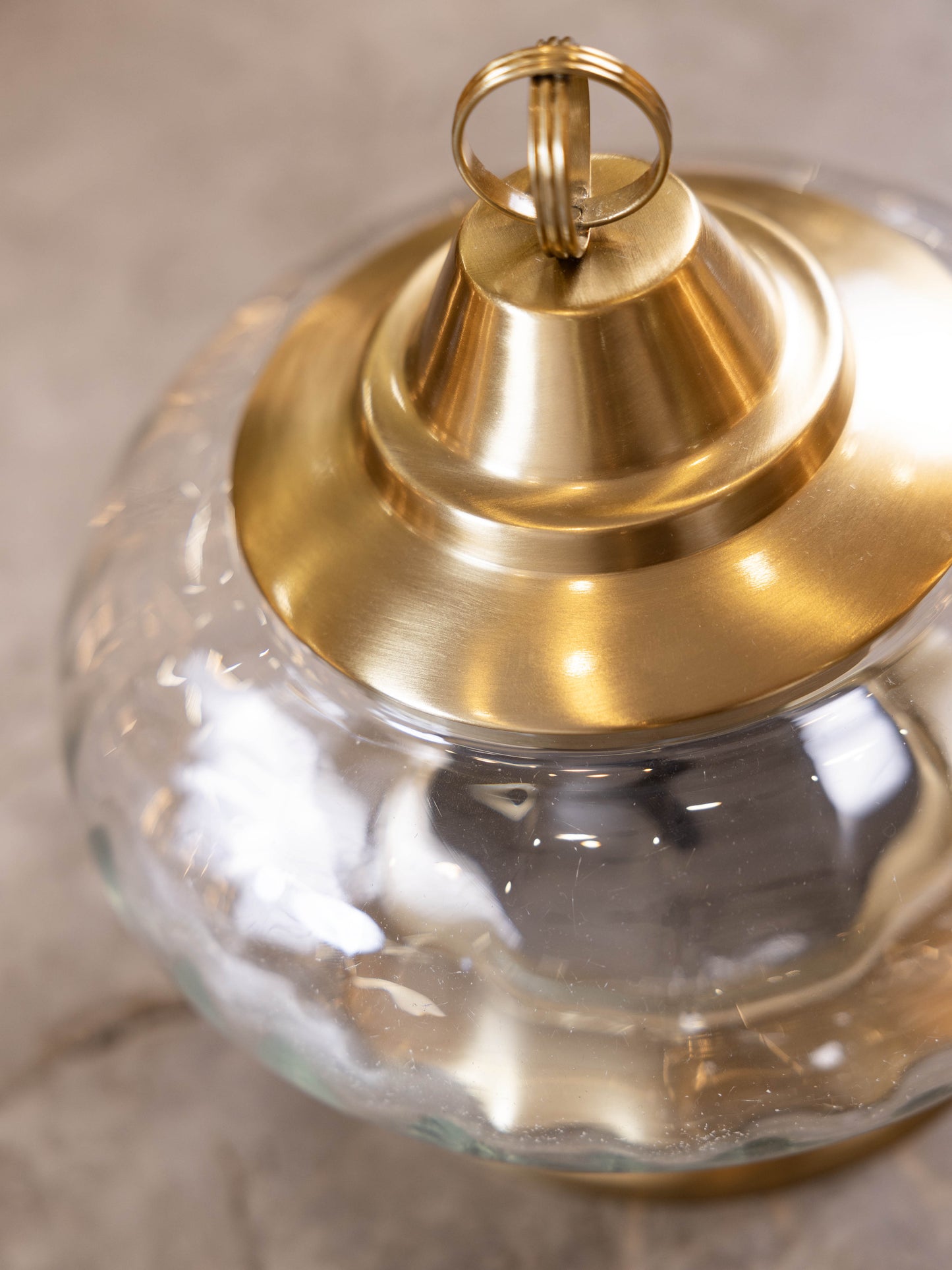 مضيفة حلويات بتصميم كلاسيك