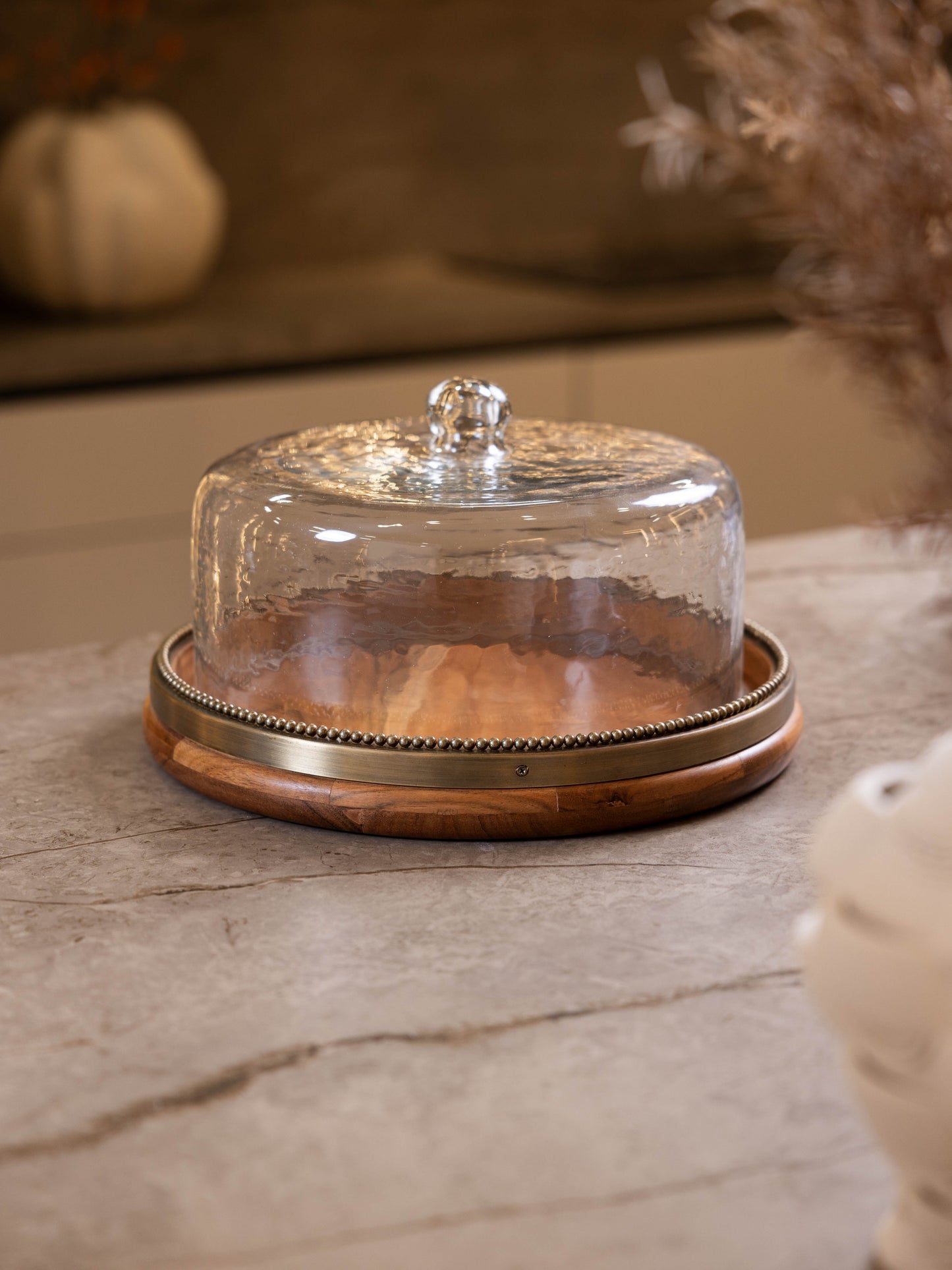 مضيفة كيك بتصميم أنيق