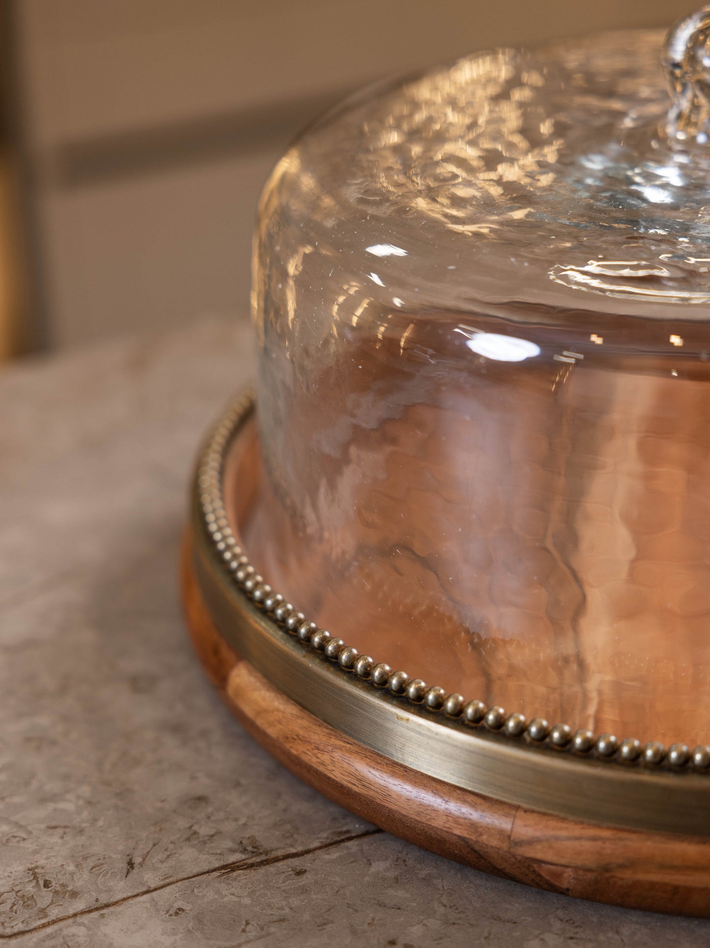 مضيفة كيك بتصميم أنيق