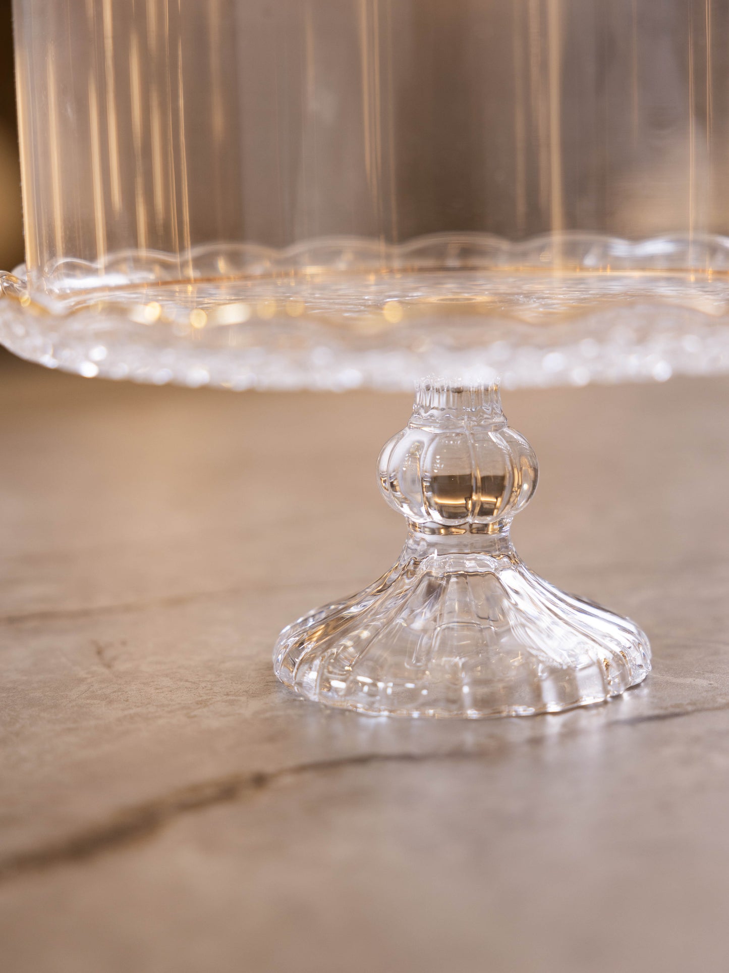 مضيفة كيك بتصميم كلاسيك