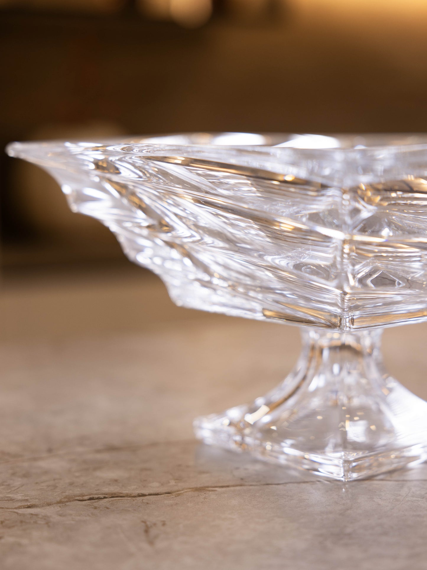 مضيفة كريستال بتصميم أنيق