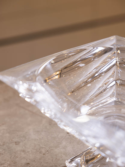 مضيفة كريستال بتصميم أنيق