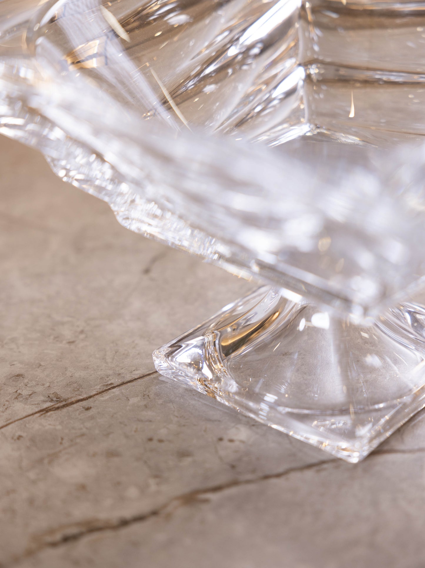 مضيفة كريستال بتصميم أنيق