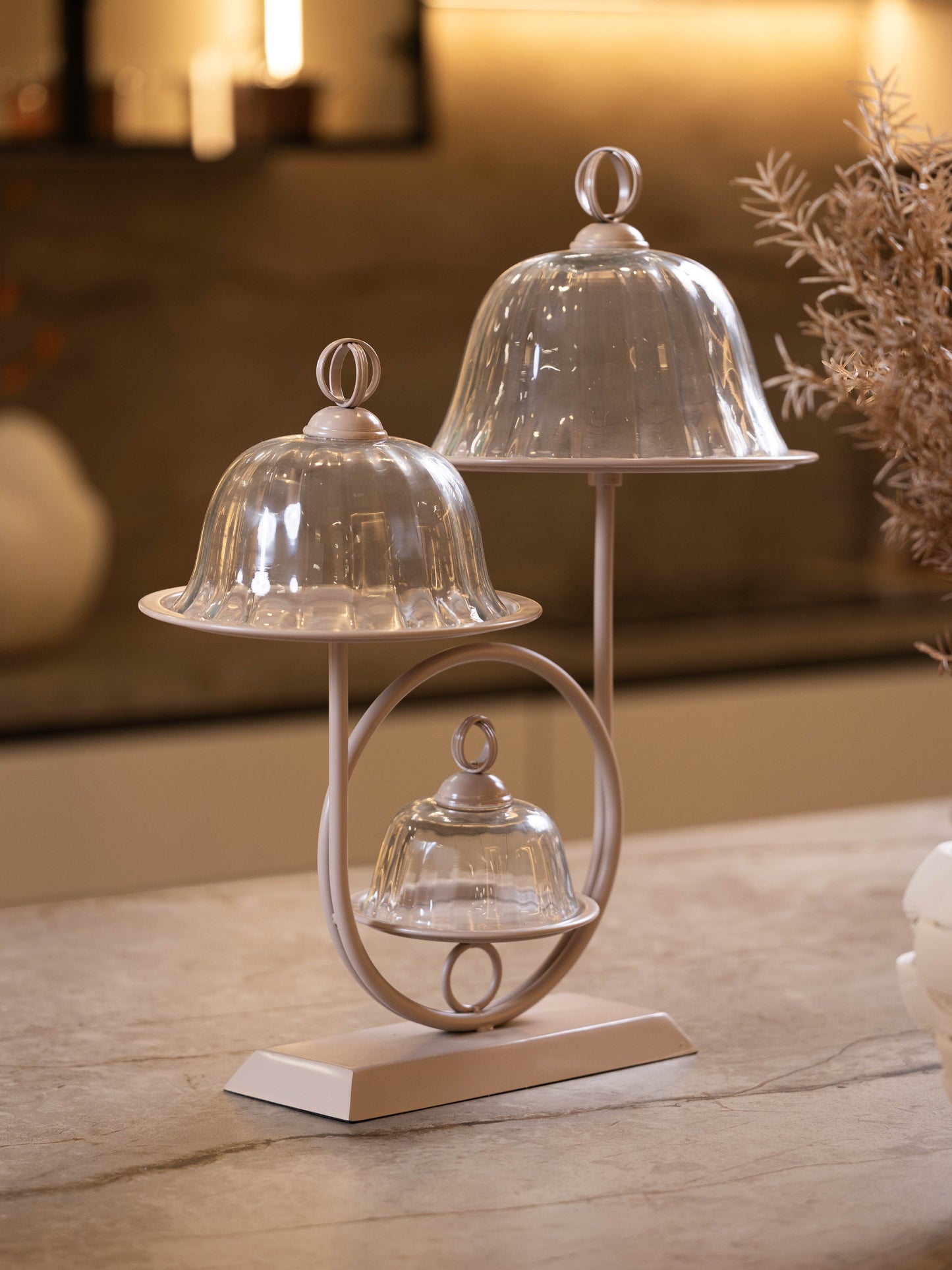 مضيفة حلويات بتصميم كلاسيك