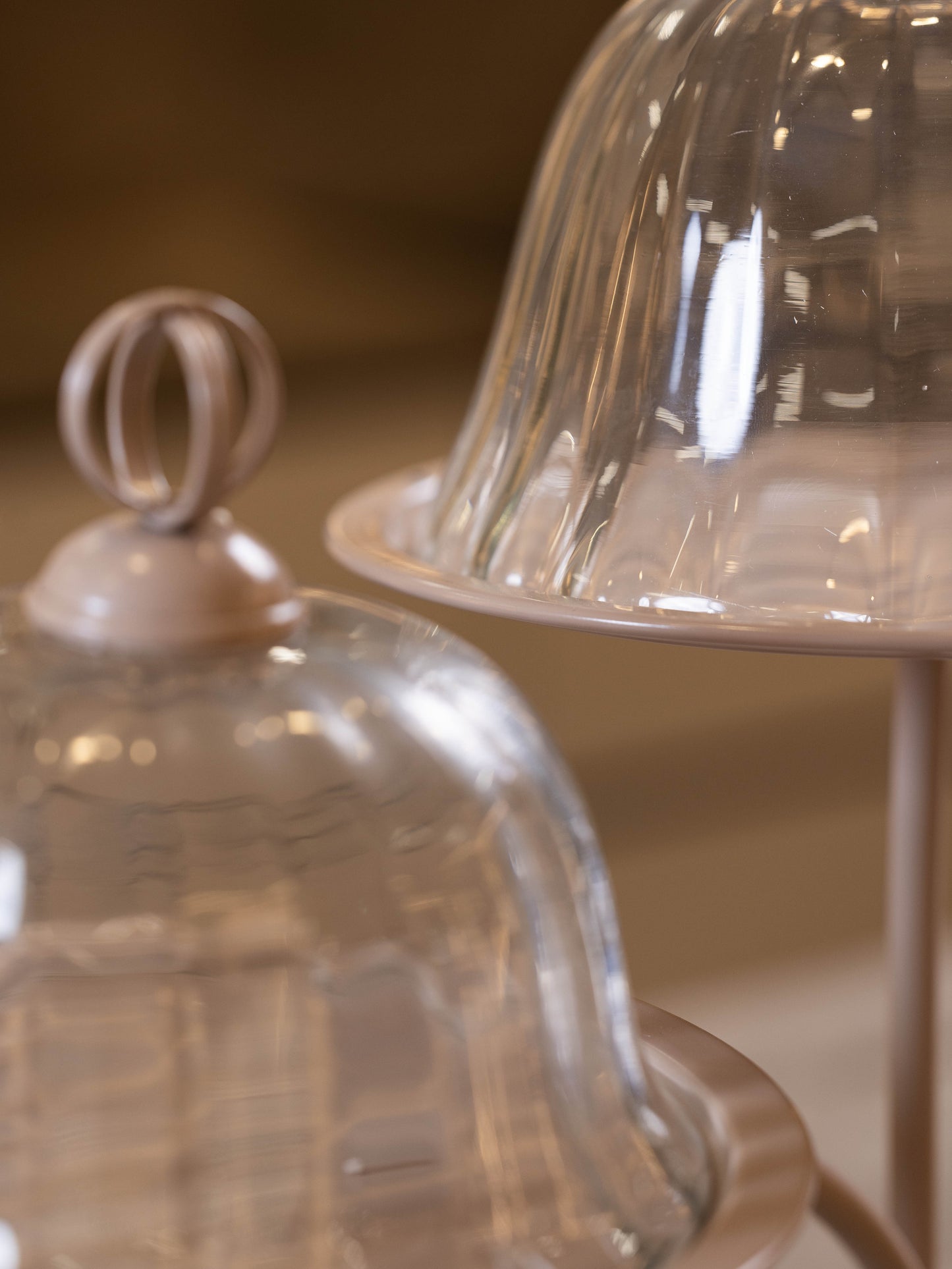 مضيفة حلويات بتصميم كلاسيك