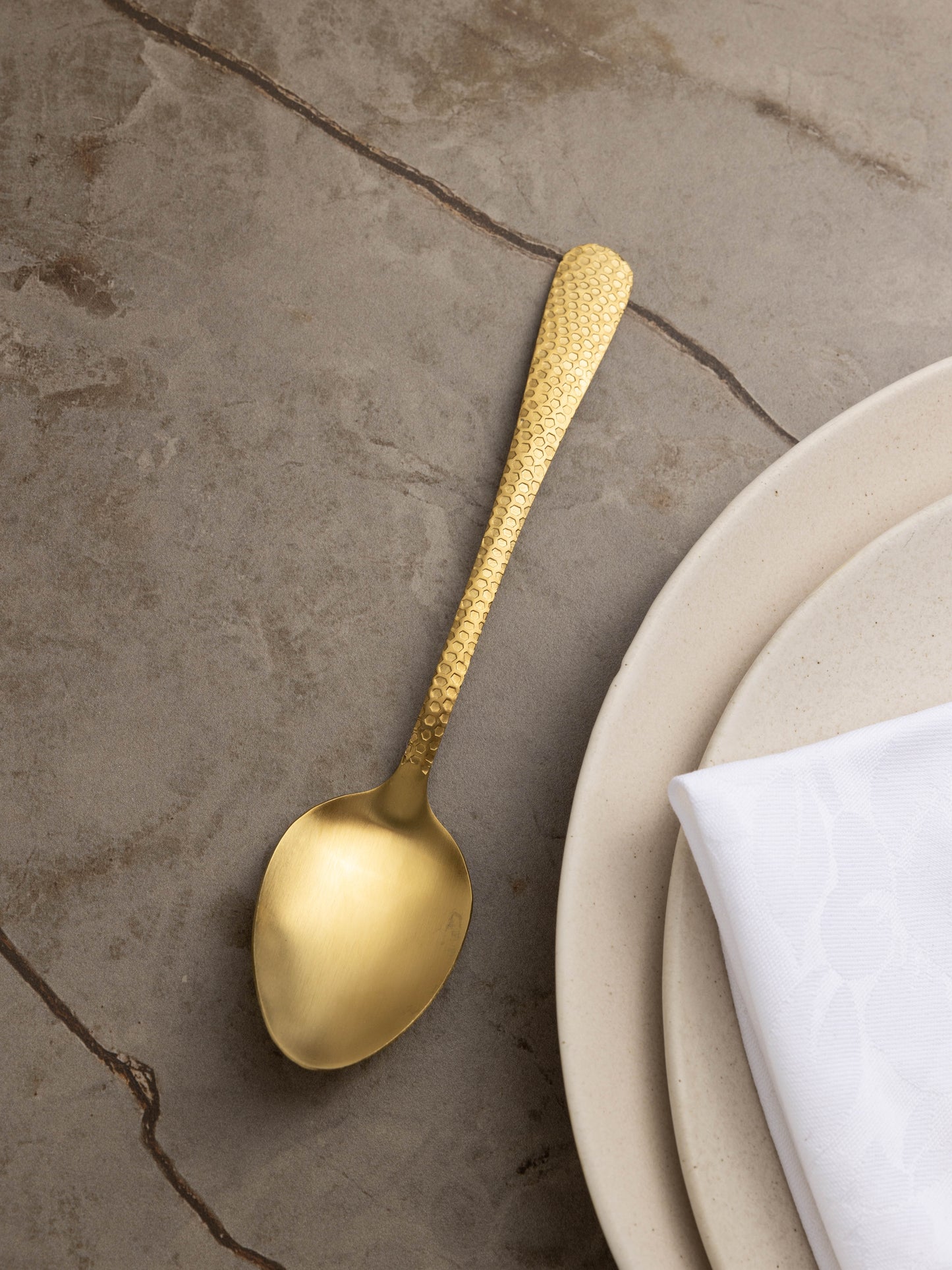 طقم ملاعق بحجم متوسط بتصميم أنيق